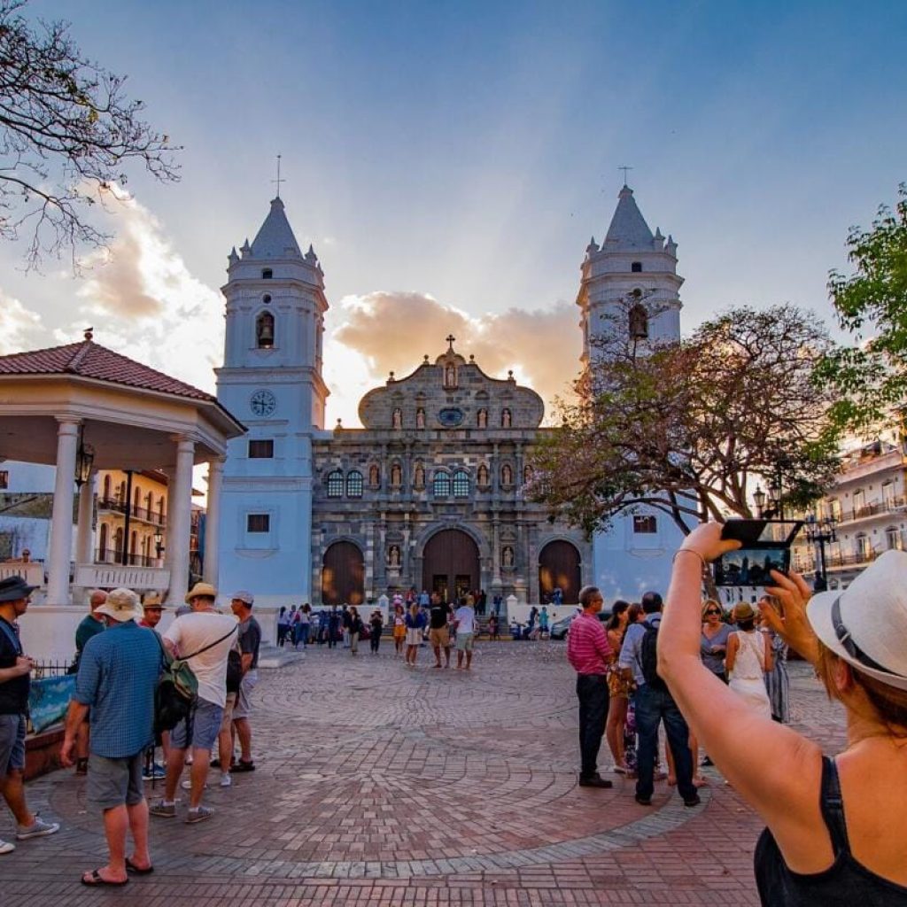 large_Plaza_de_la_Catedral_Independence_Square_Casco_Antiguo_Panama_city_b1e7e18e-91a8-48ea-8c65-503d48fb6313